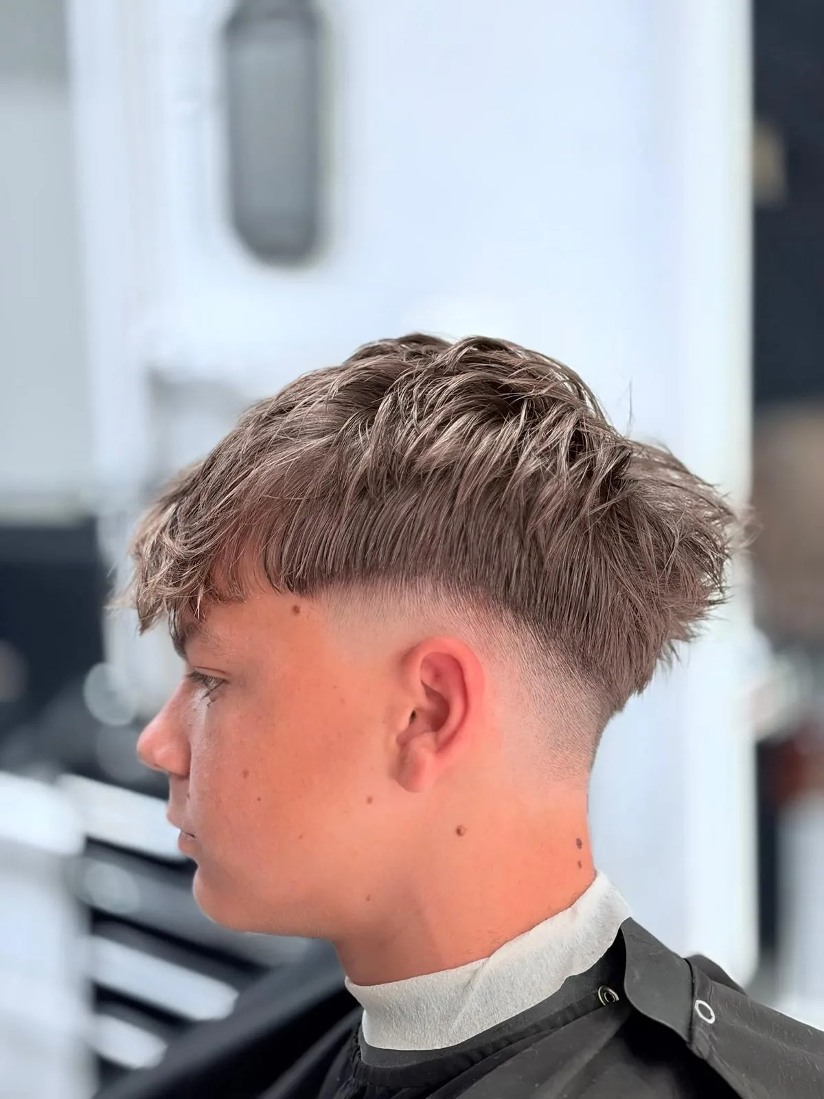 French crop ceniza con fade medio