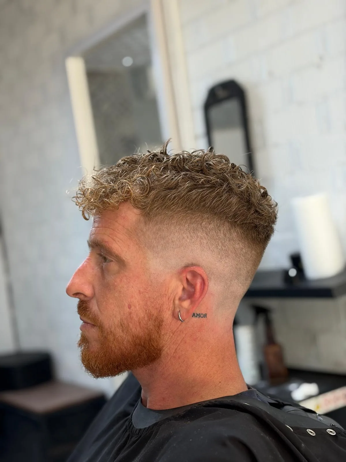 Rizado natural con fade y barba